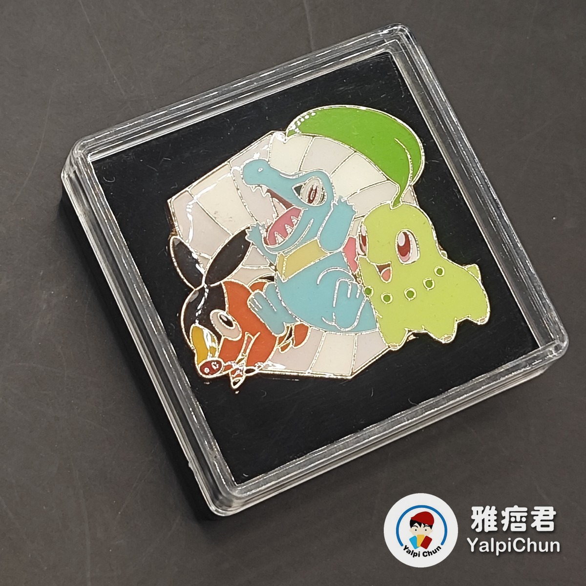 雅痞君 - 【雅痞君】寶可夢 金屬徽章 Pin 菊草葉 炒炒豬 小鋸鱷 胸針 別針 Ascended Heroes Pokemon PTCG