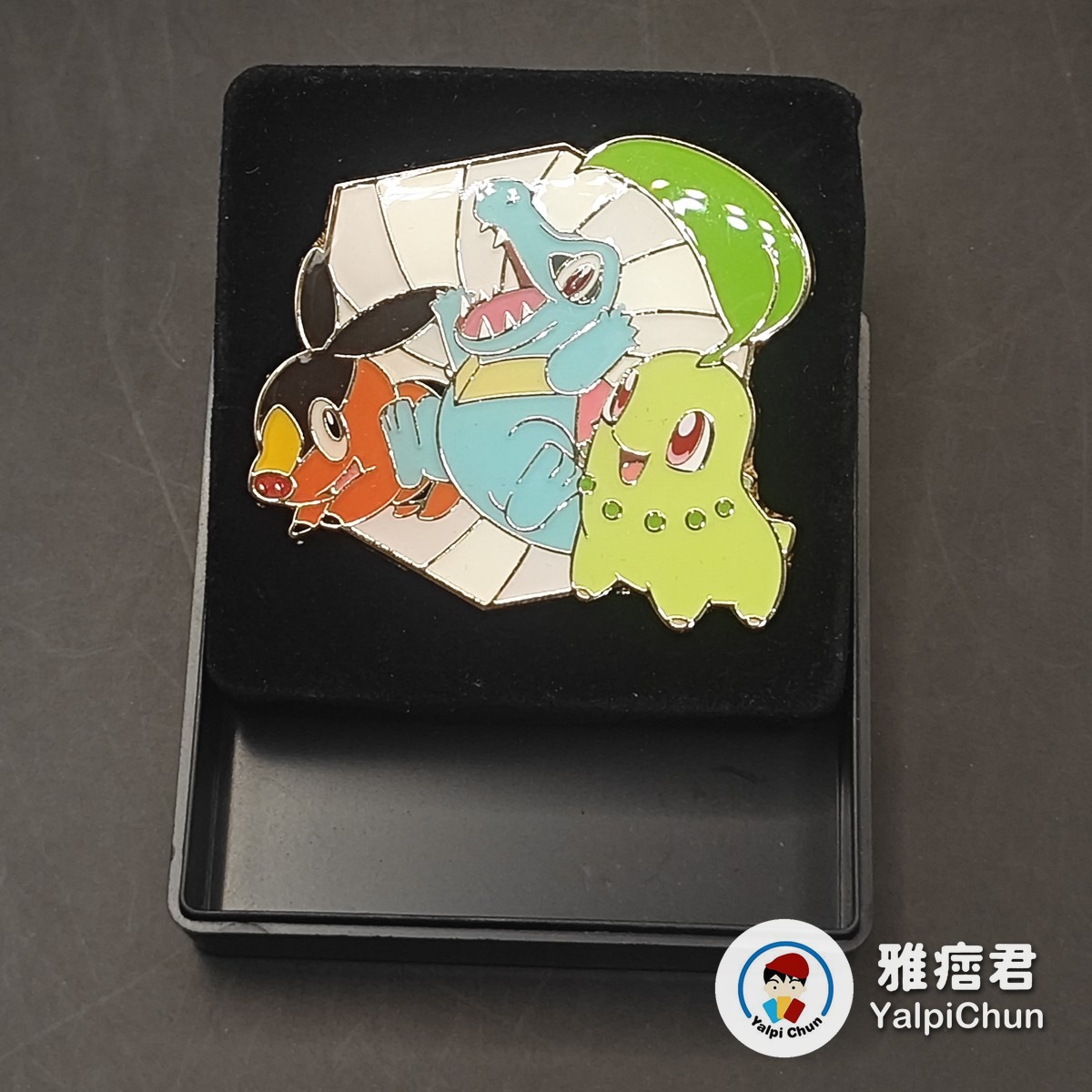 雅痞君 - 【雅痞君】寶可夢 金屬徽章 Pin 菊草葉 炒炒豬 小鋸鱷 胸針 別針 Ascended Heroes Pokemon PTCG 圖 3