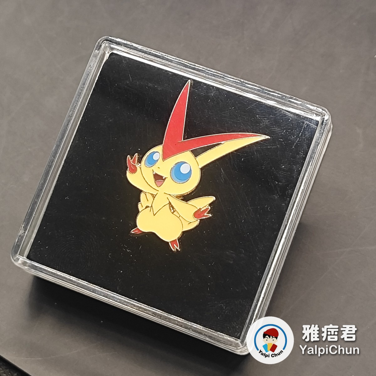 雅痞君 - 【雅痞君】寶可夢 金屬徽章 Pin 比克提尼 胸針 別針 Mythical Collection Pokemon PTCG